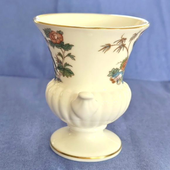 "Kutani Crane" mini bud vase by Wedgwood. - Picture 3 of 6